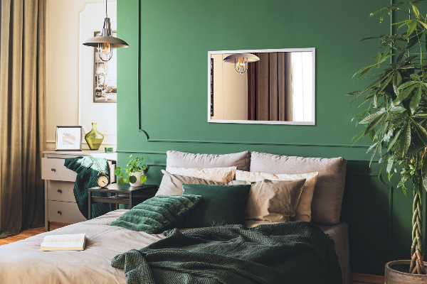 Rechthoekige spiegel voor de slaapkamer met een wit frame 80x60 cm