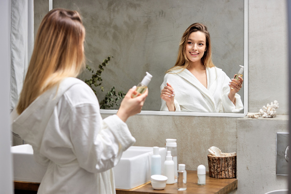 Rechthoekige spiegel met wit frame voor in de woonkamer 70x50 cm