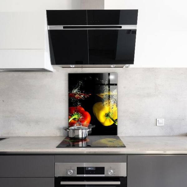 Keuken achterwand glas Kleurrijke paprika's onder water