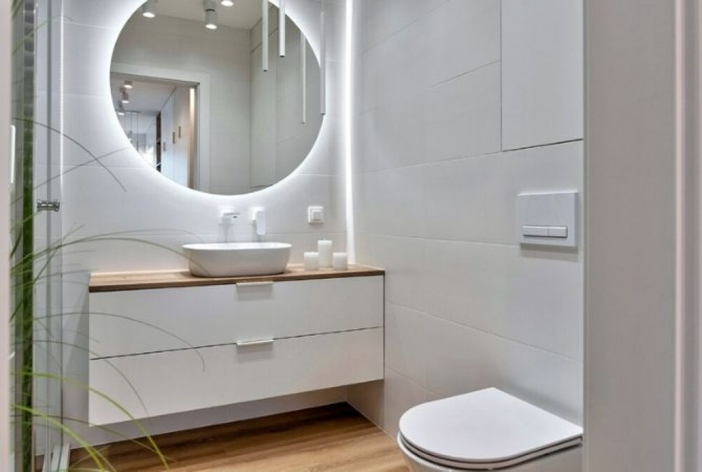 spiegel voor een witte badkamer