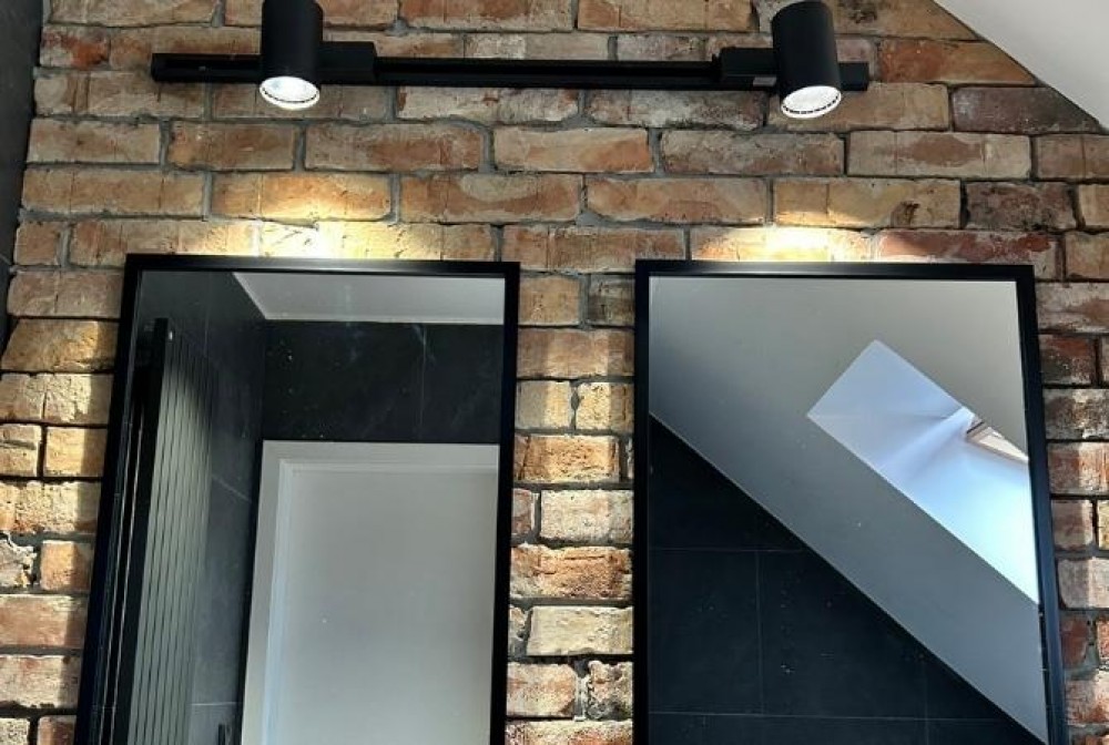 twee spiegels voor de badkamer